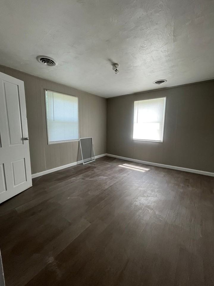200 E Maple St - Photo 5 of 11
