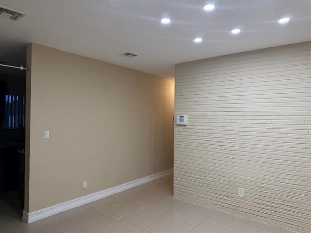 4011 Sw 28th St #4011 - Photo 3 of 7
