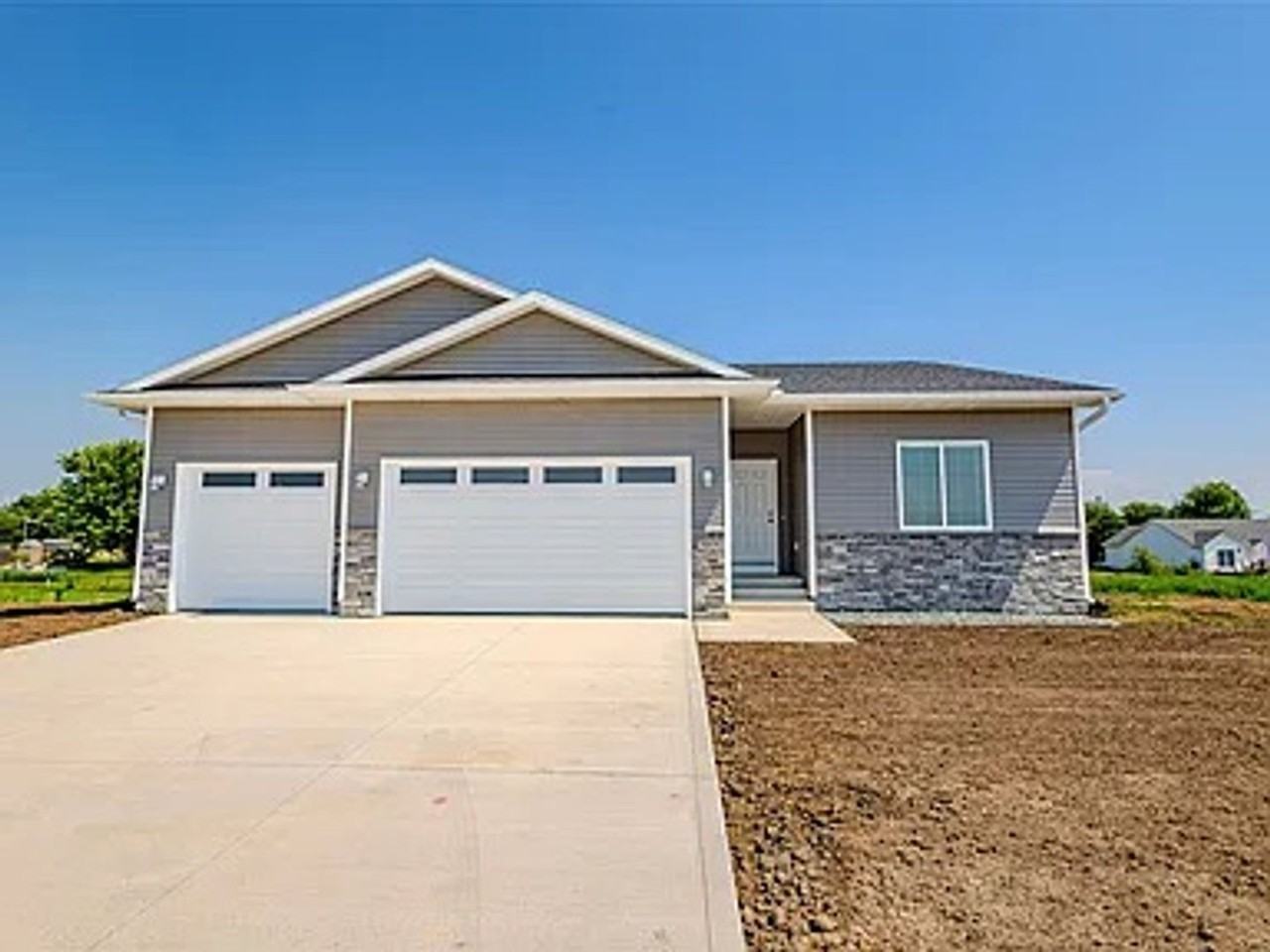 303 Willow St - Photo 2 of 26