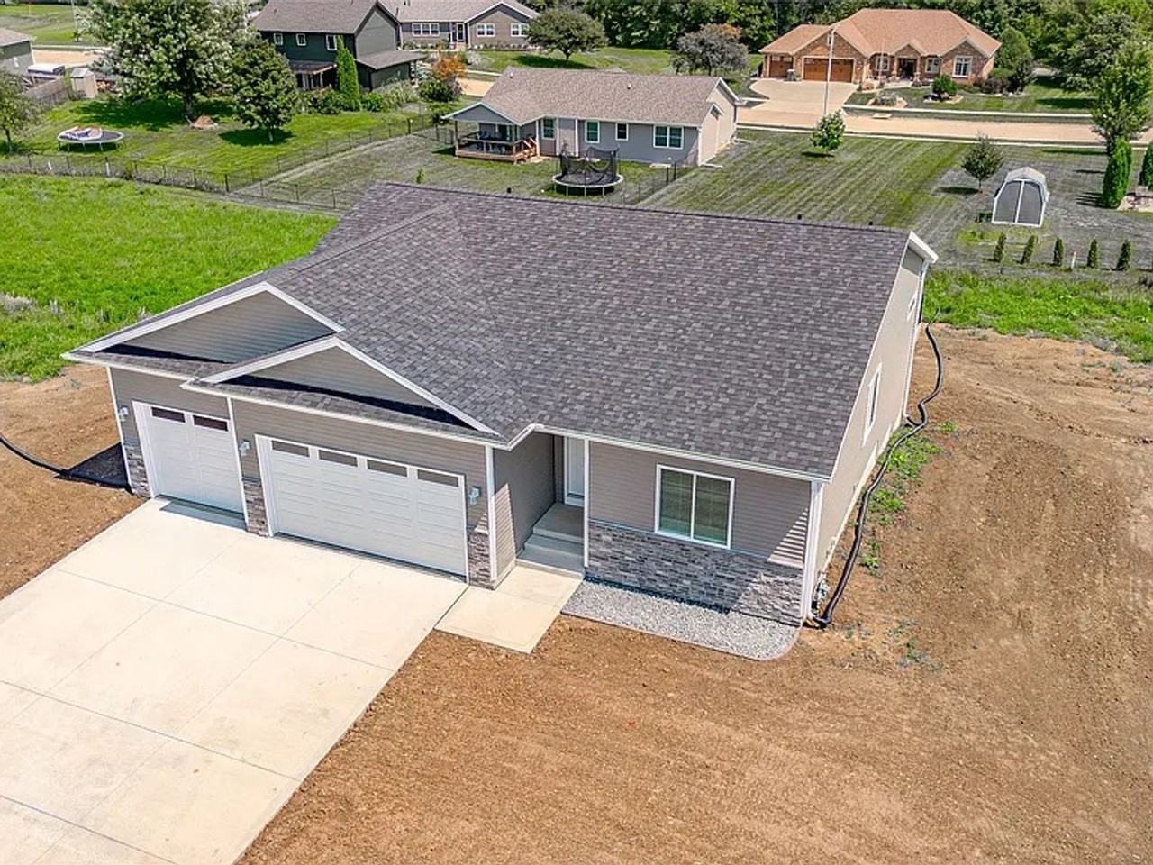 303 Willow St - Photo 4 of 26
