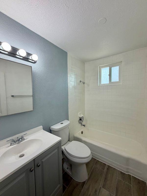 711 E Oakland Ave - Photo 6 of 16