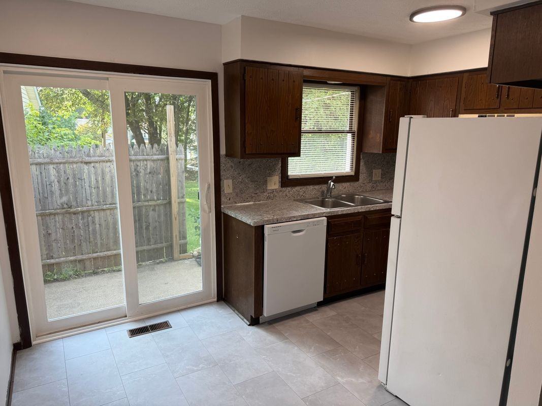 1240 Cottage Pl Nw - Photo 2 of 12