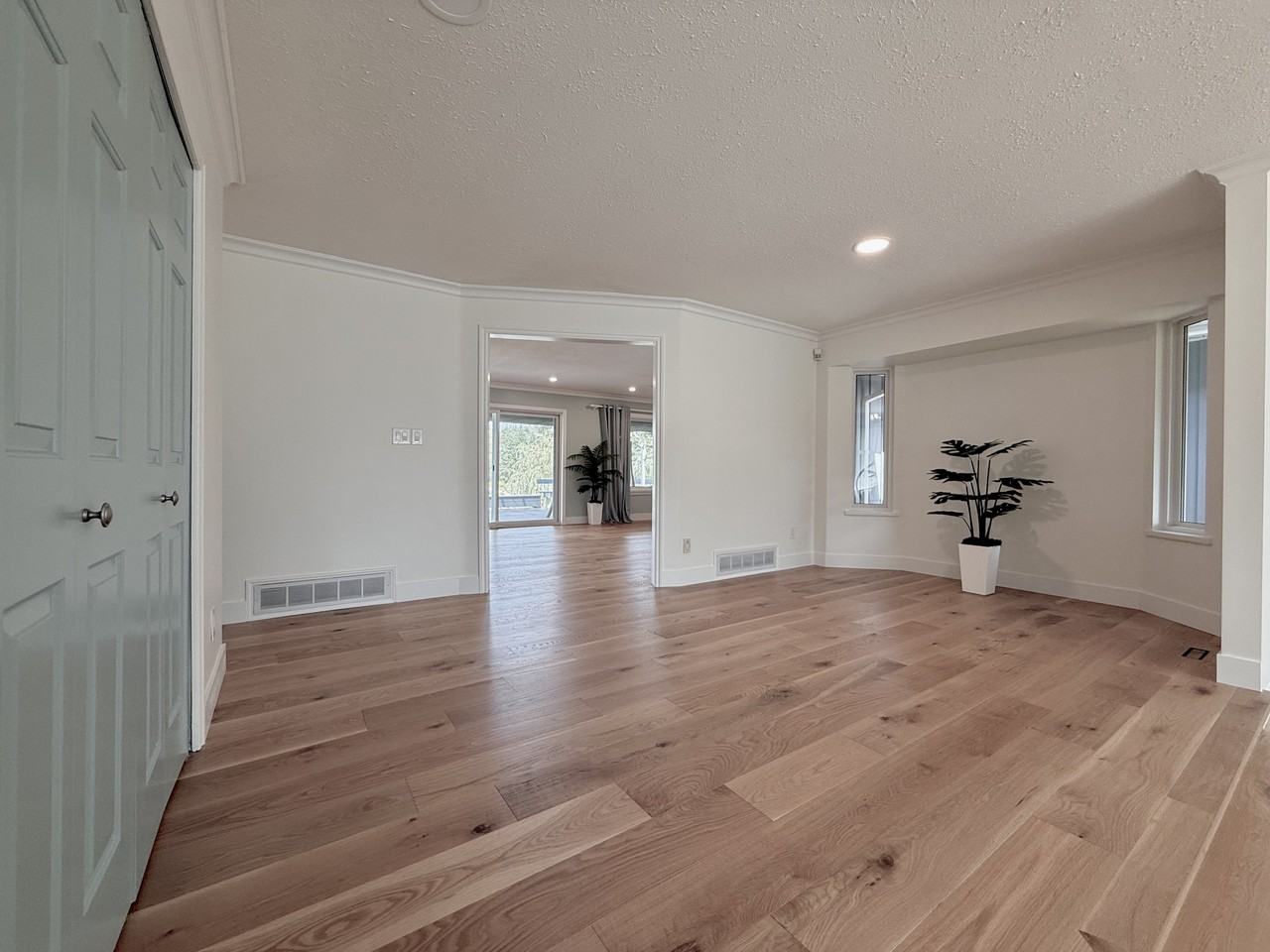 20567 28 Avenue - Photo 7 of 34