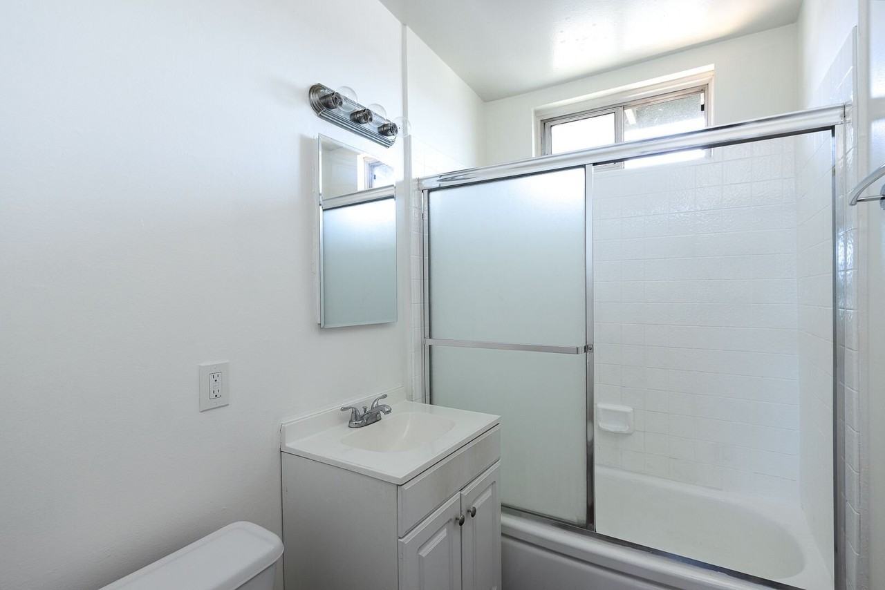 4910 Nautilus St #F - Photo 5 of 21