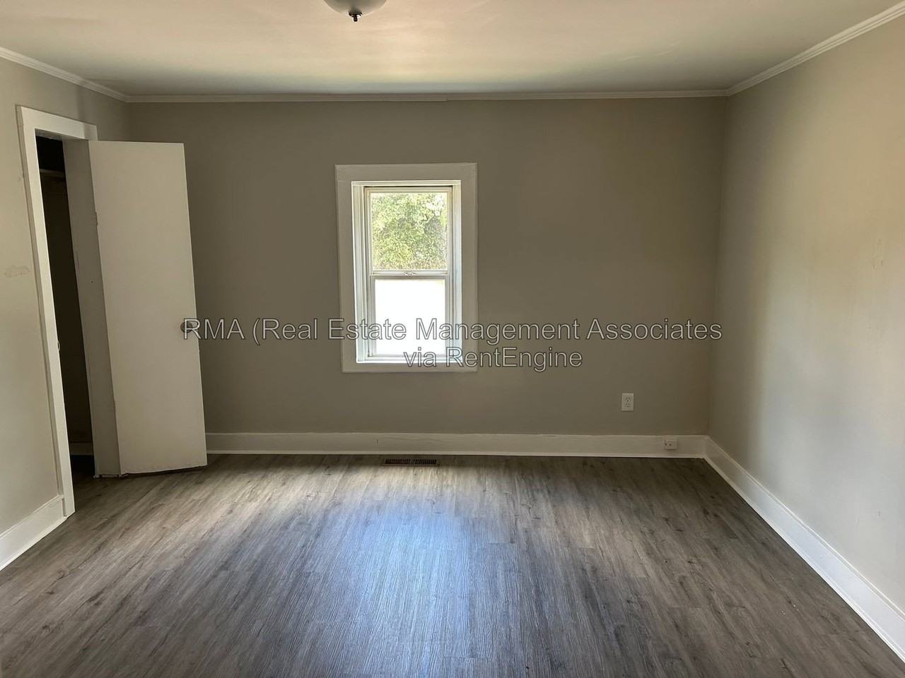 302 Irving Ave - Photo 5 of 6