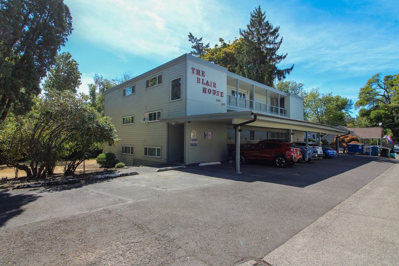 227 24th St Se - Photo 3 of 29