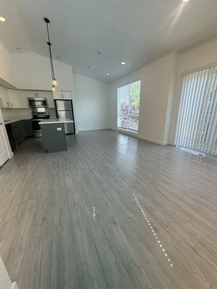 3870 S 590 E - Photo 4 of 31