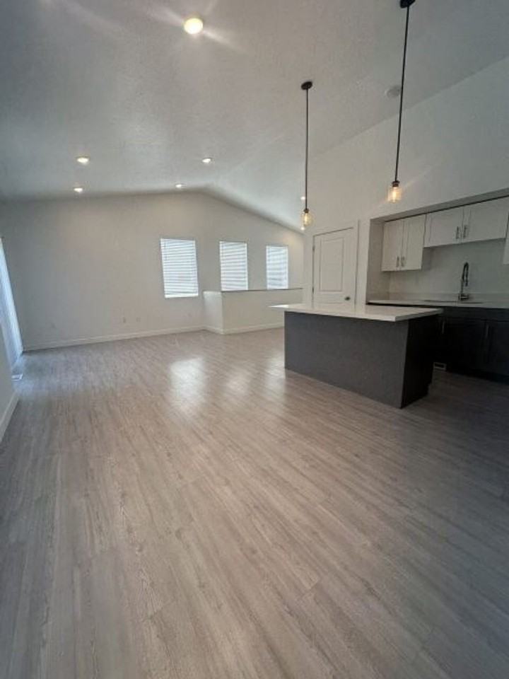 3870 S 590 E - Photo 5 of 31