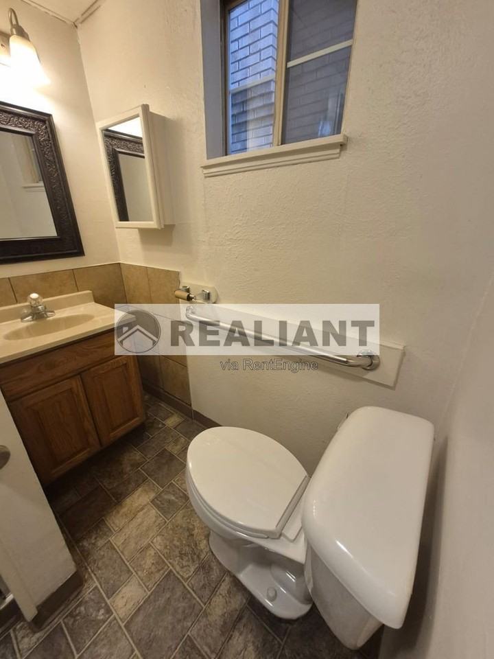 805 Oak St #2 - Photo 5 of 10