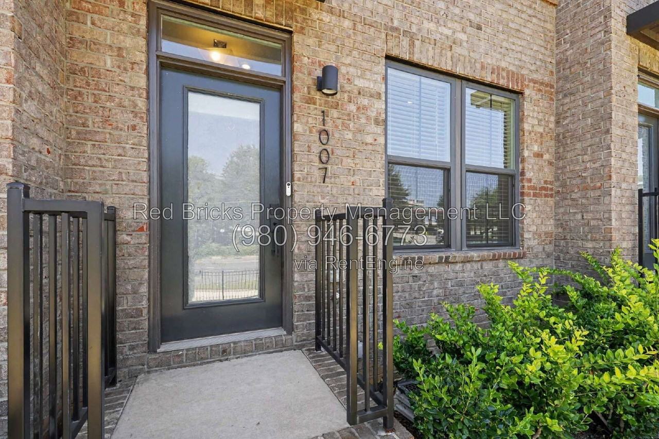 1007 Simcoe Ln - Photo 6 of 32