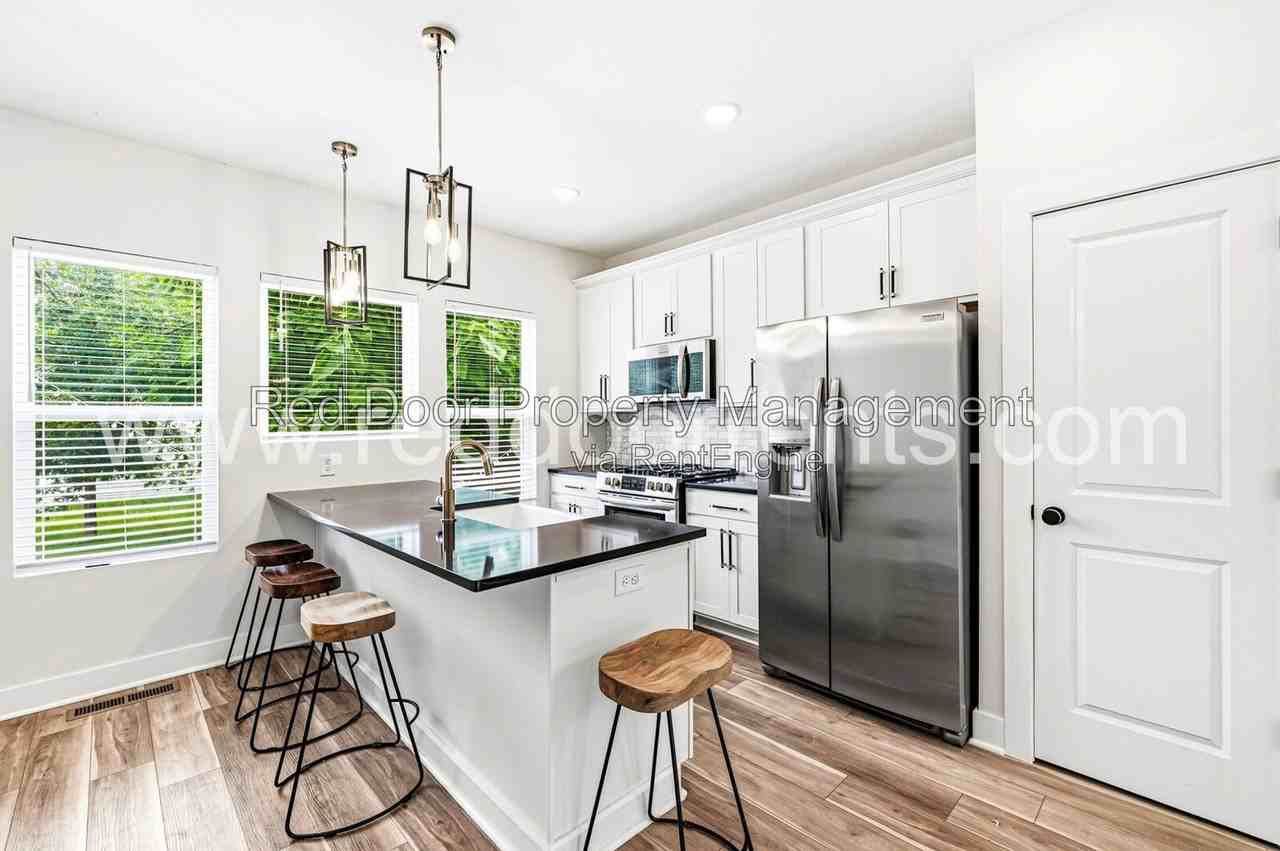 1639 Sheldon St - Photo 5 of 27