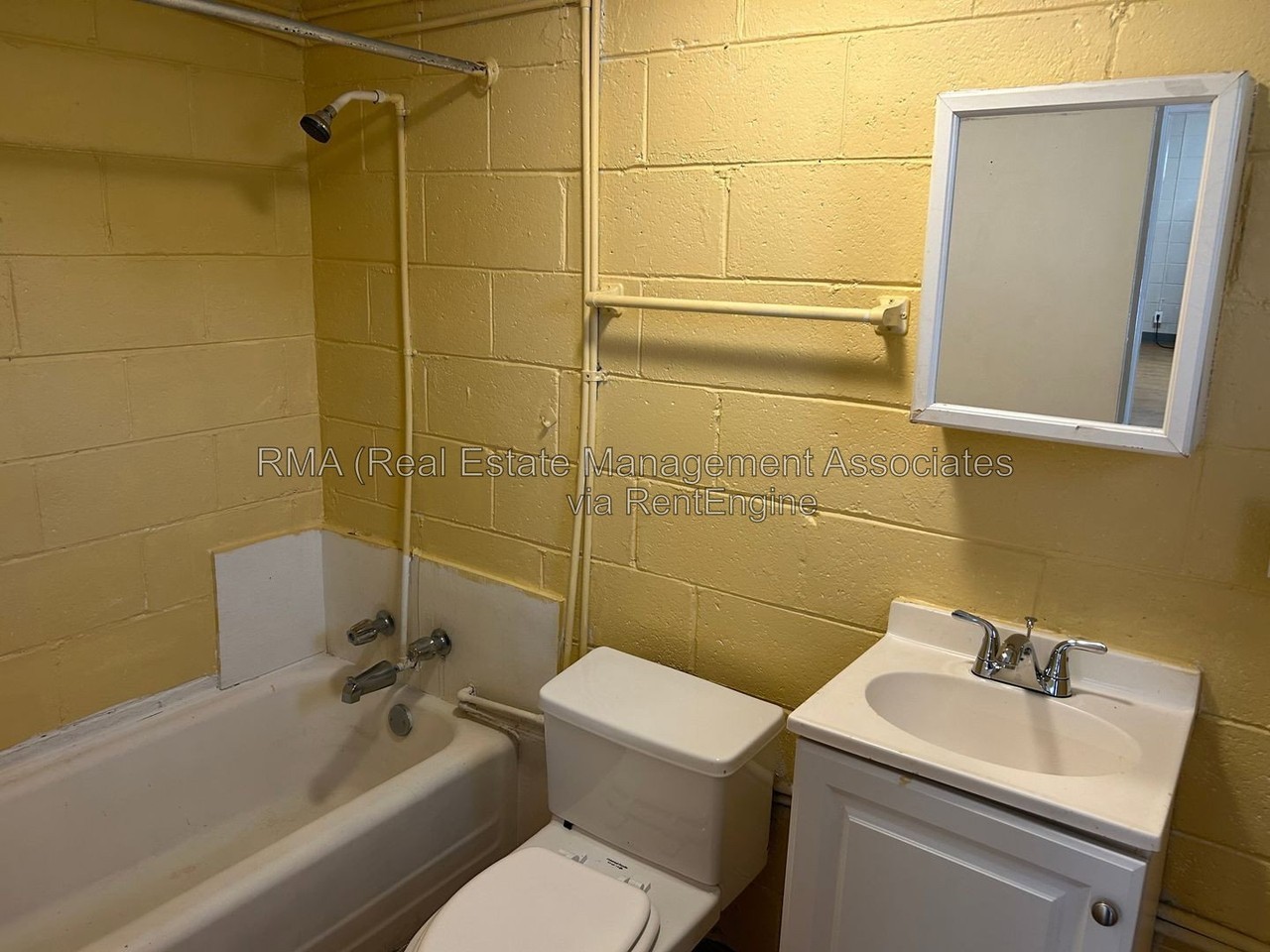 915 Cleveland St - Photo 4 of 9