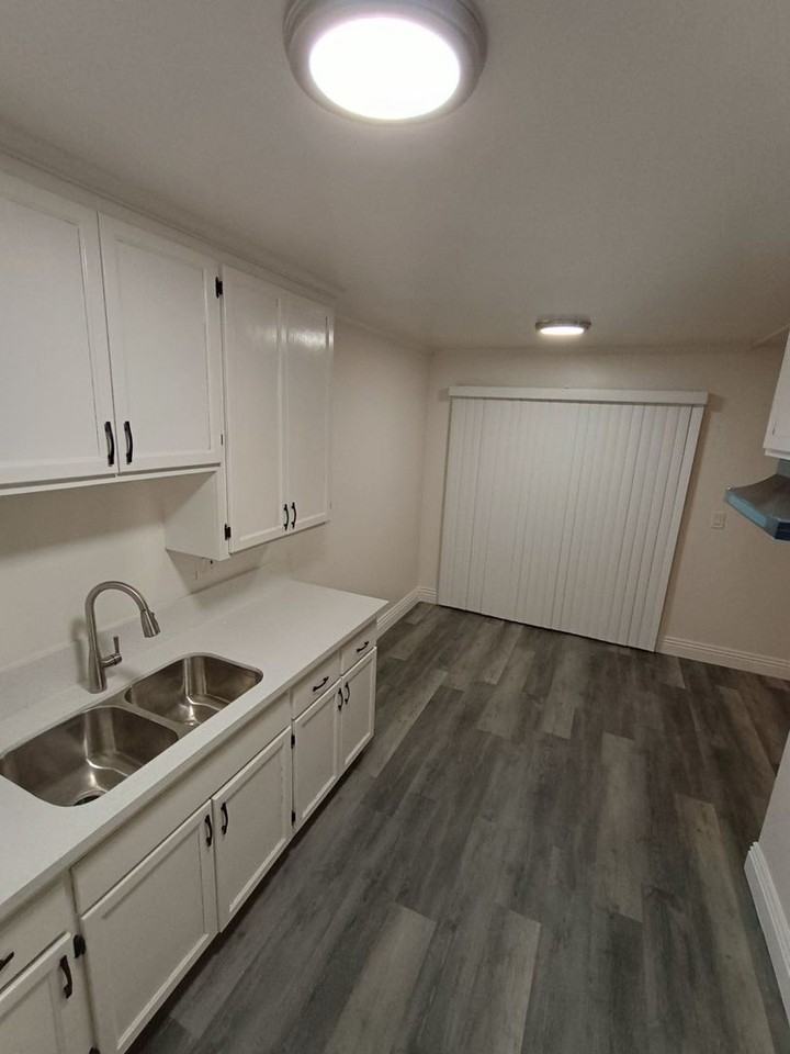 1044 W 110th St #6 - Photo 3 of 13