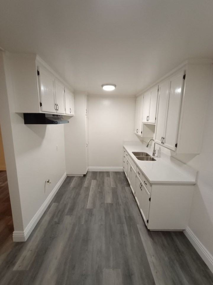 1044 W 110th St #6 - Photo 4 of 13