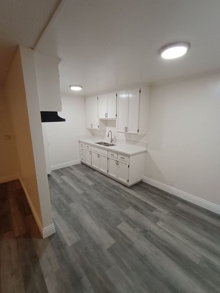 1044 W 110th St #6 - Photo 5 of 13