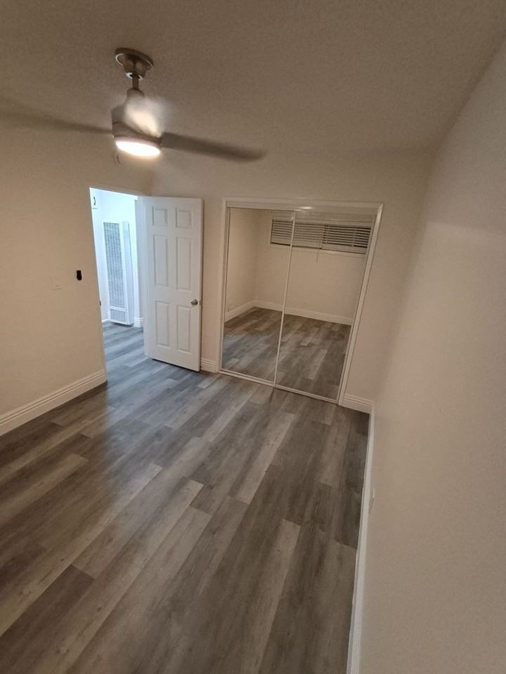 1044 W 110th St #6 - Photo 7 of 13