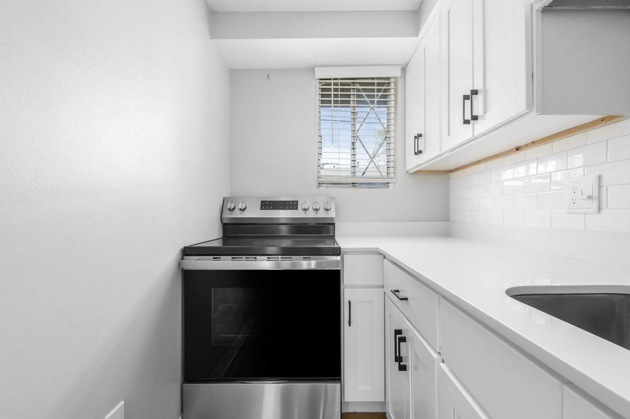 1985 Summit St #F - Photo 5 of 17