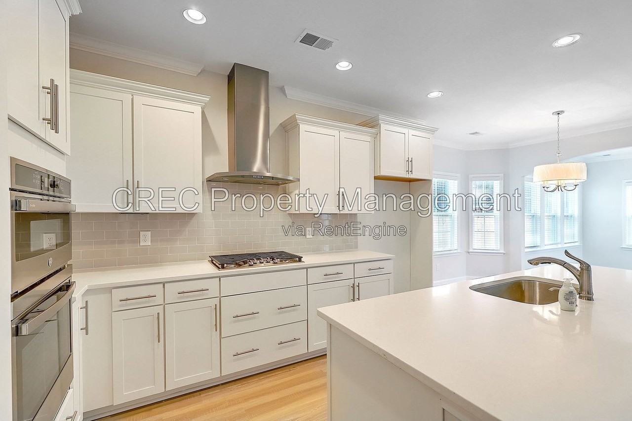 536 Dunswell Dr - Photo 4 of 37