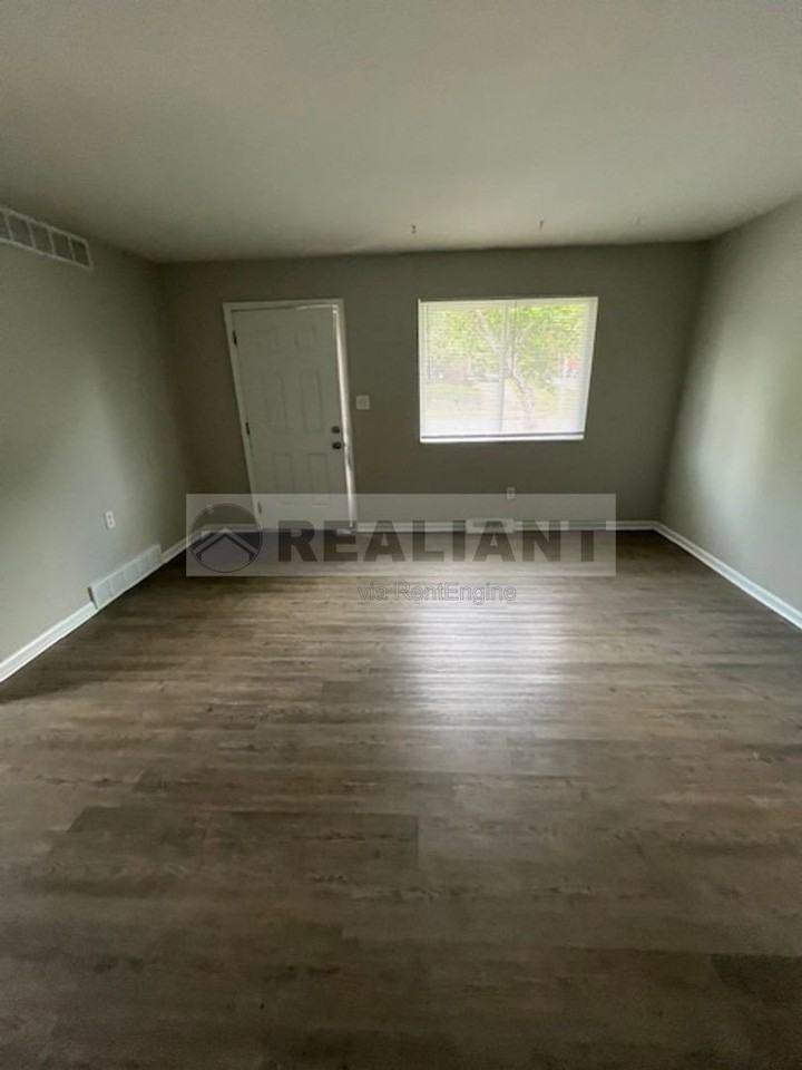 487 Whispering Hills Dr - Photo 3 of 18