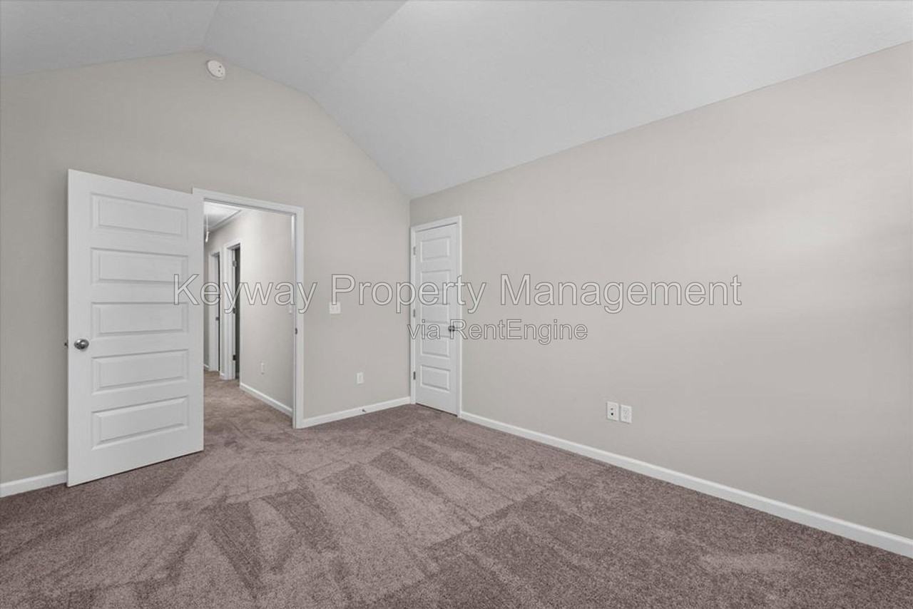 1047 Linsmore Ave - Photo 3 of 15
