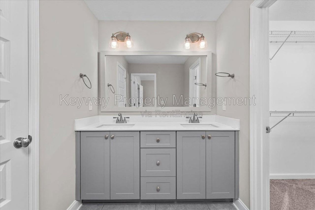1047 Linsmore Ave - Photo 4 of 15