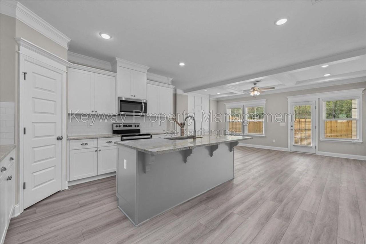 1047 Linsmore Ave - Photo 6 of 15