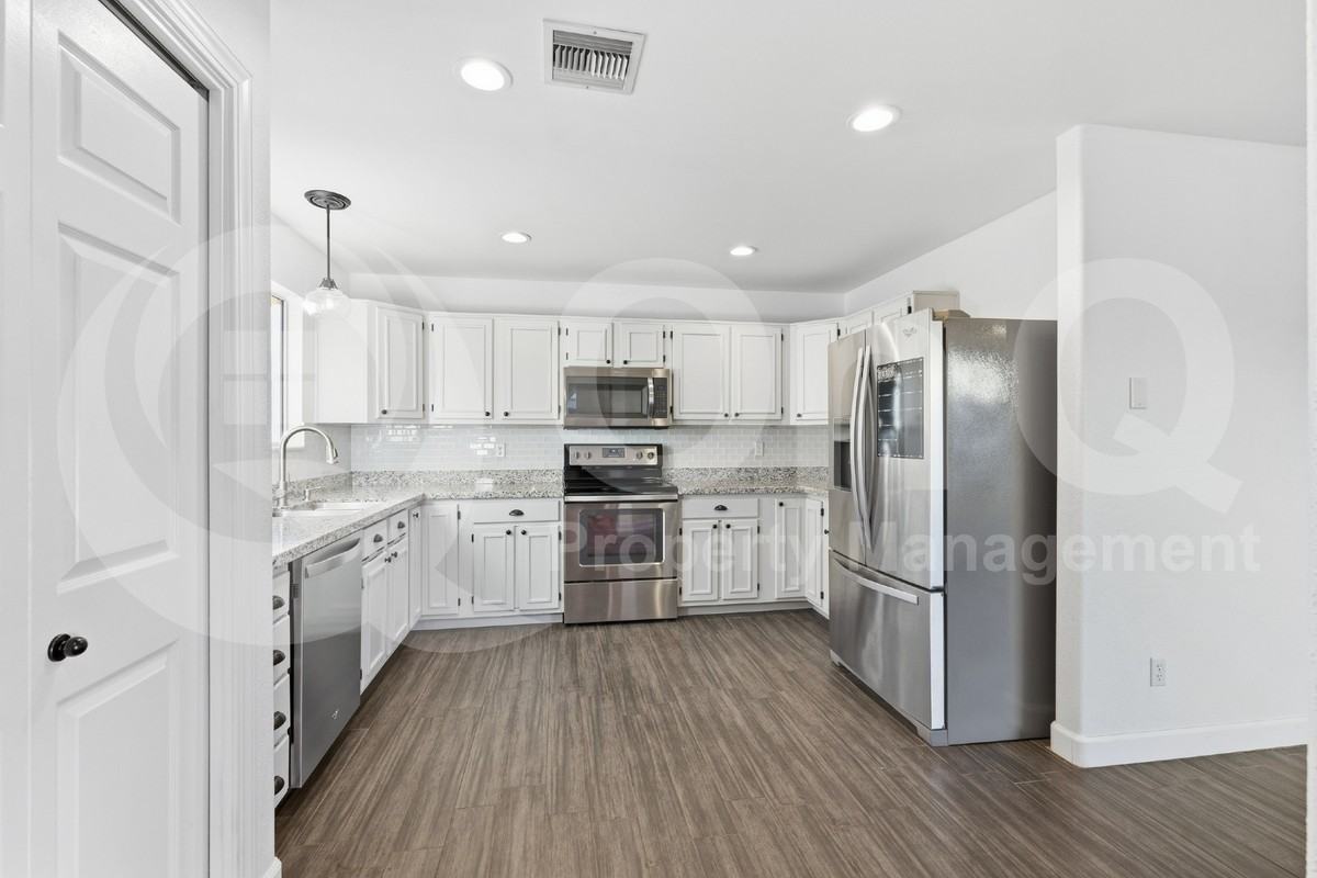 11765 N 112th St - Photo 7 of 28