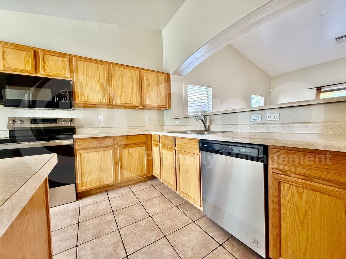 3438 W Sunland Ave - Photo 5 of 26