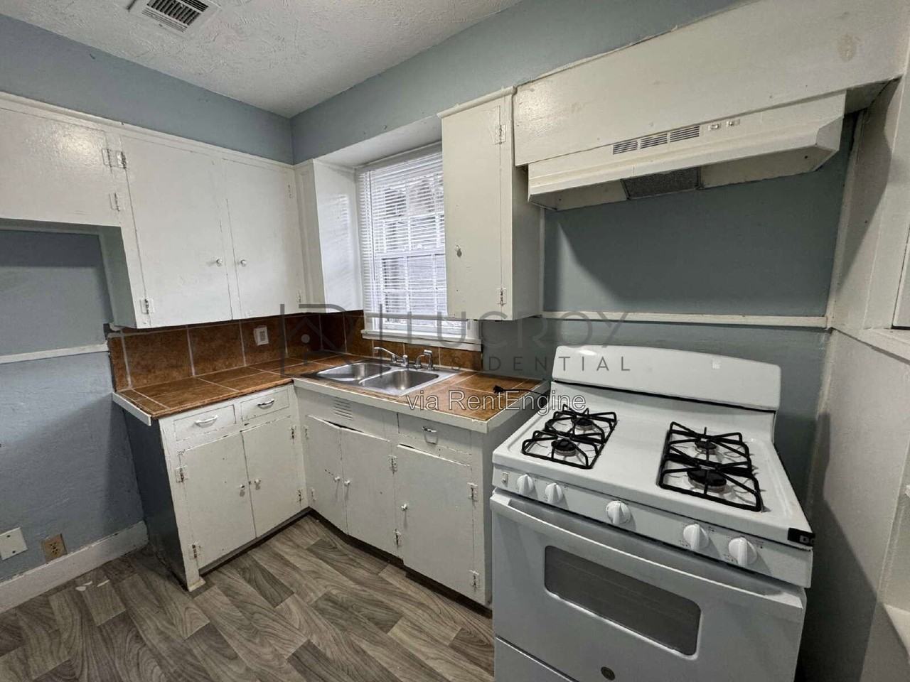 4833 Churchill Dr - Photo 4 of 15