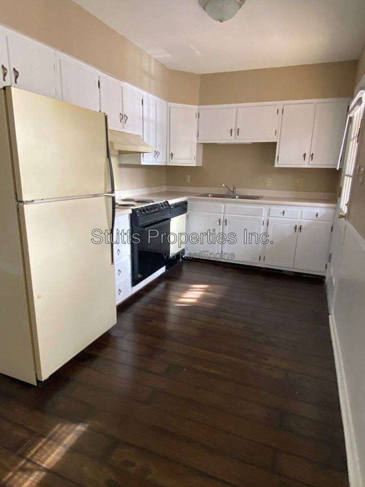 1975 Darby Dr #B7 - Photo 2 of 8