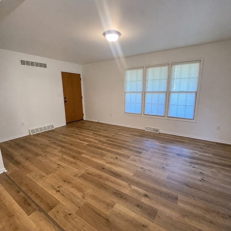 1112 S 63rd St - Photo 4 of 25