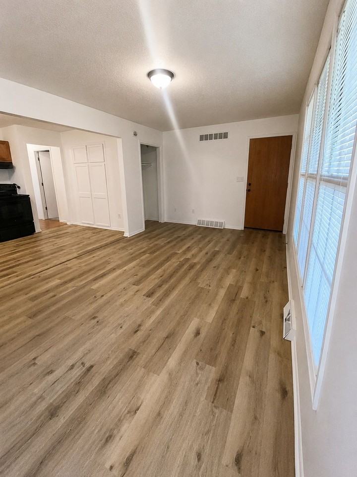 1112 S 63rd St - Photo 5 of 25