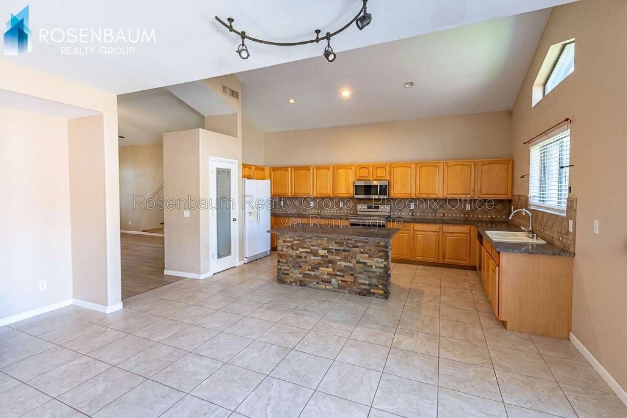 2206 S 105th Dr - Photo 4 of 14