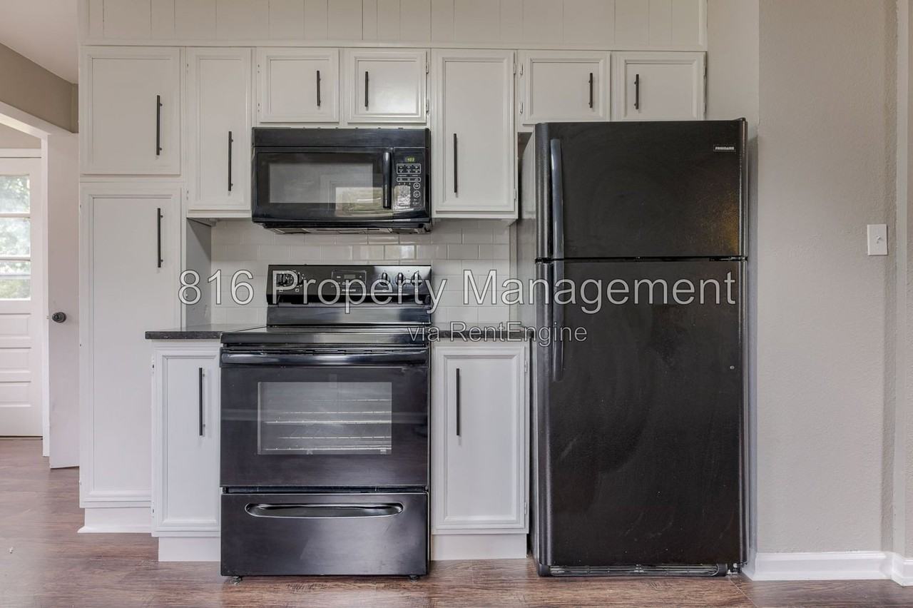 429 Ne 87th St - Photo 5 of 17