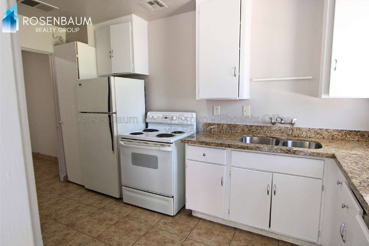 2925 N 19th Ave #104 - Photo 4 of 9