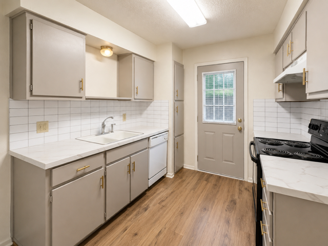 1051 Cottonwood Trl - Photo 3 of 11