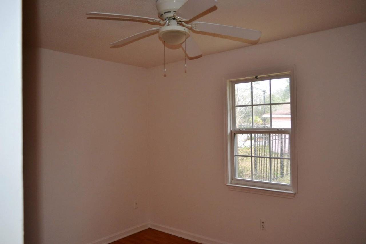 315 Pleasant St - Photo 5 of 6