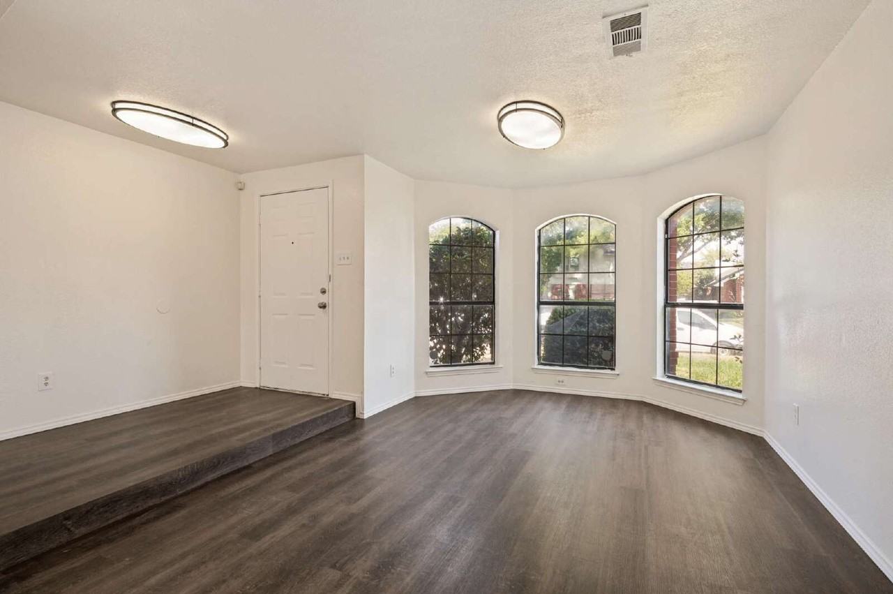 5712 Indian Hill Dr - Photo 3 of 26