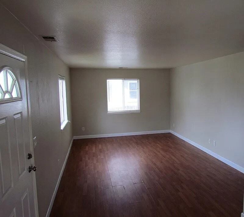 4728 S Lincoln St - Photo 2 of 12