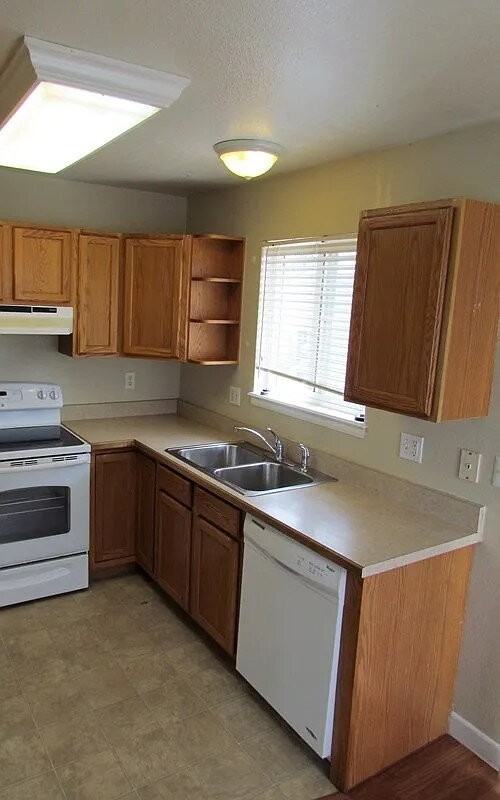 4728 S Lincoln St - Photo 4 of 12