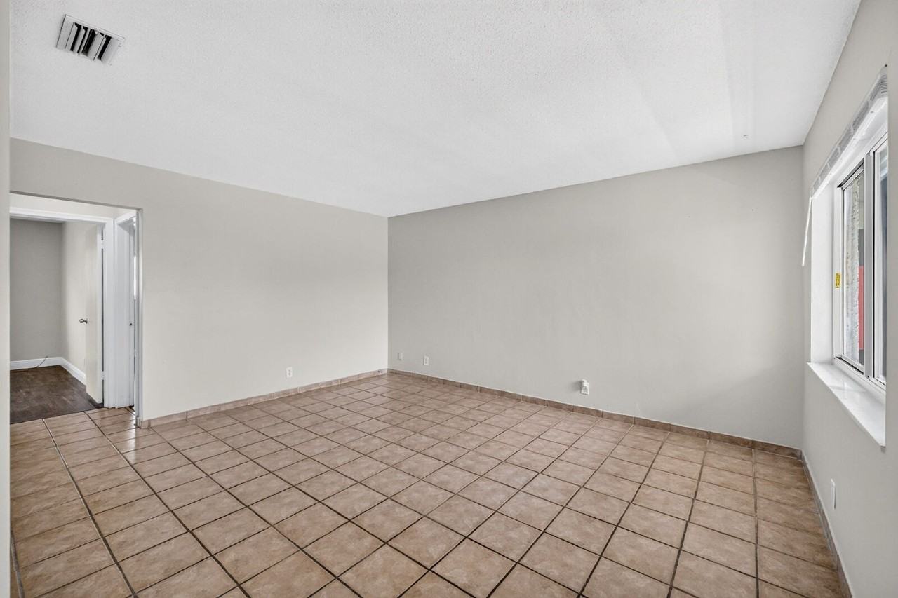 1007 W Prospect Rd #205 - Photo 7 of 27