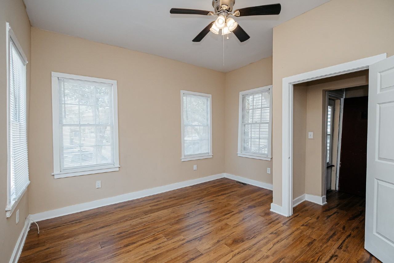 139 Alexander St - Photo 3 of 31