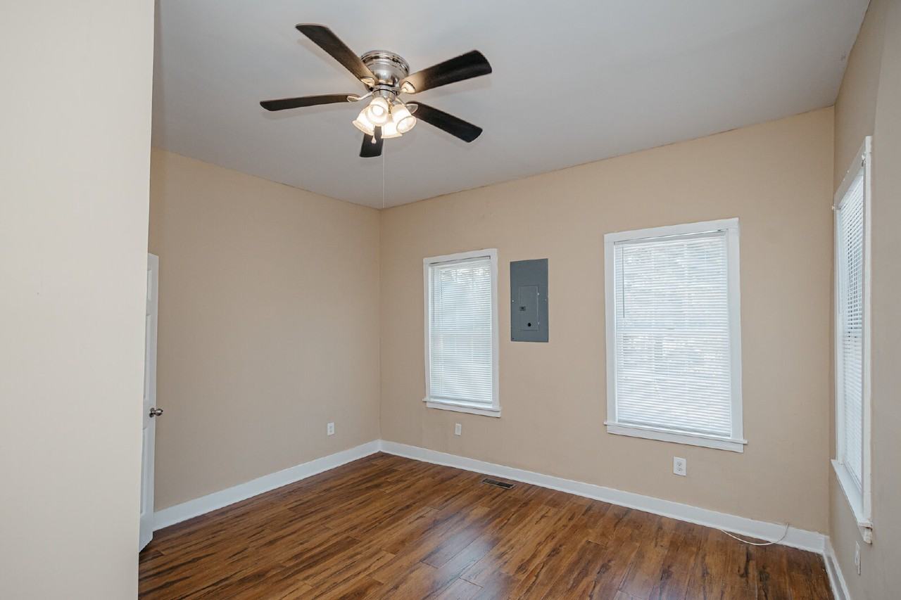 139 Alexander St - Photo 4 of 31