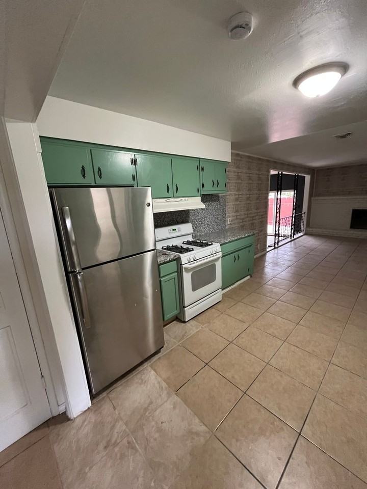 427 N Santa Ana St - Photo 4 of 26