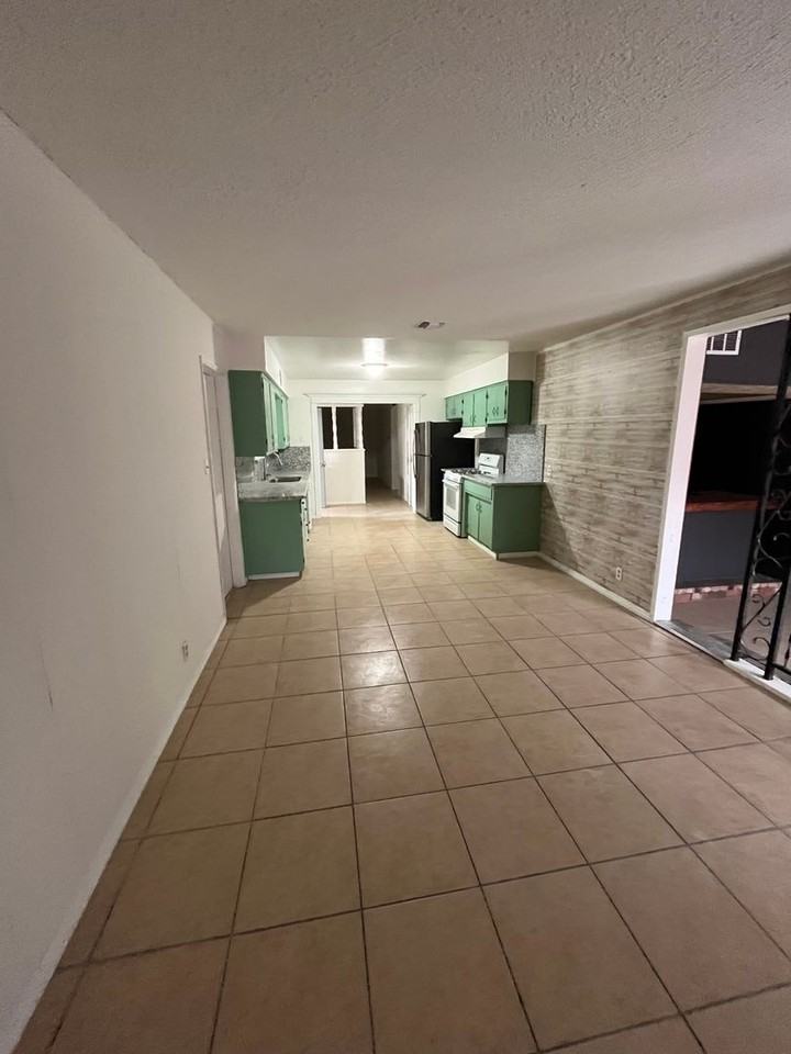 427 N Santa Ana St - Photo 5 of 26