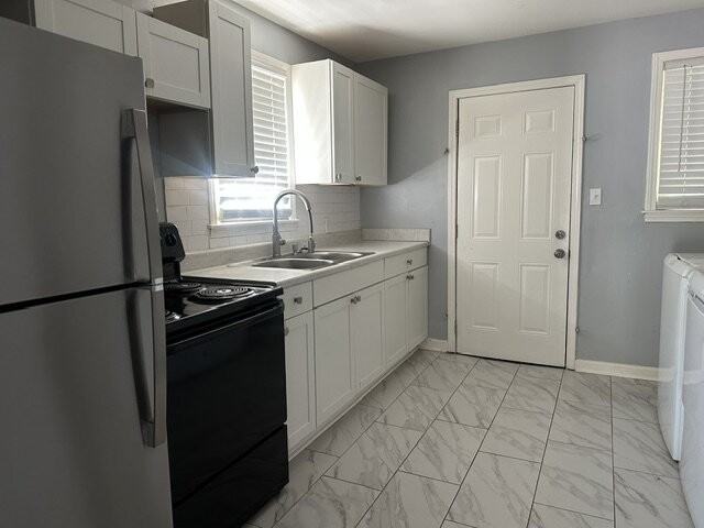 2385 Staten Ave - Photo 2 of 9