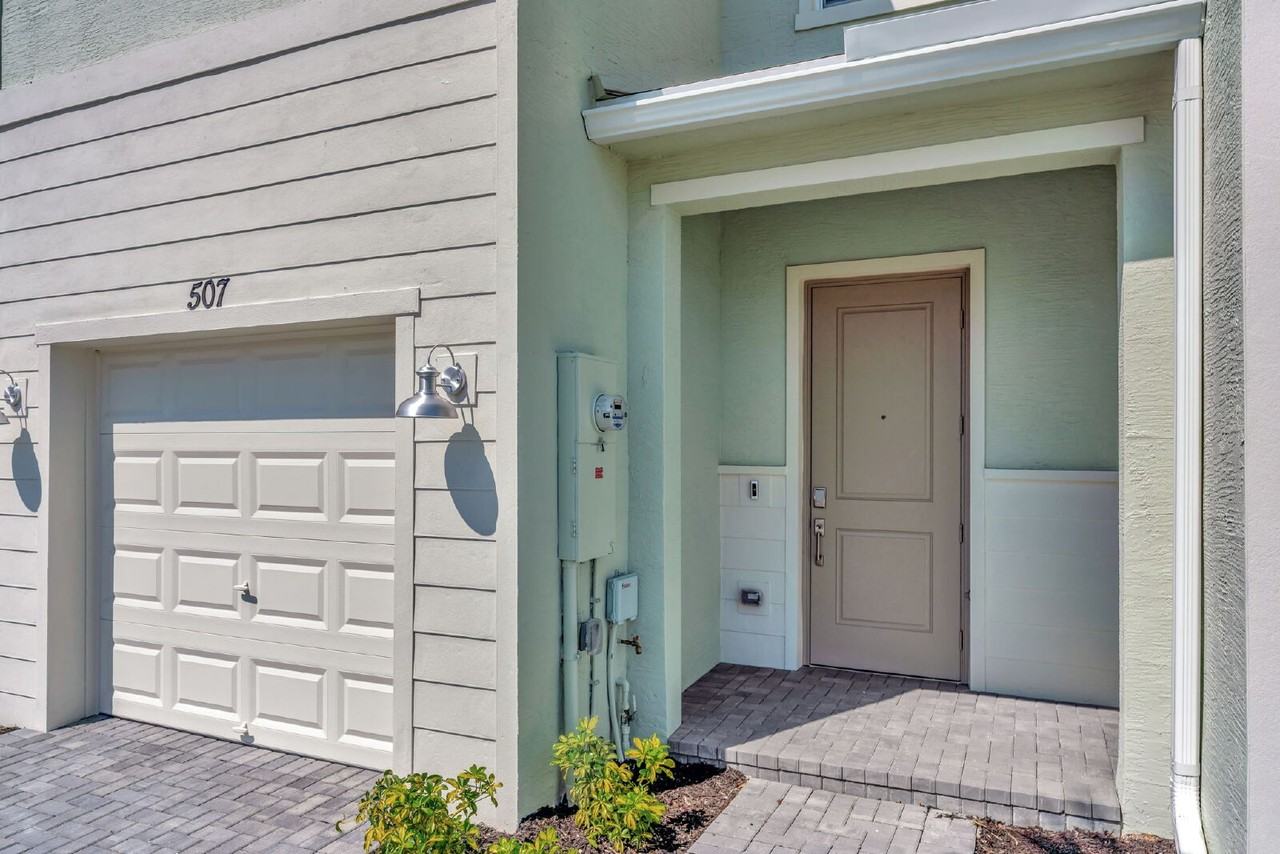 539 Se Rivergrass St - Photo 2 of 25