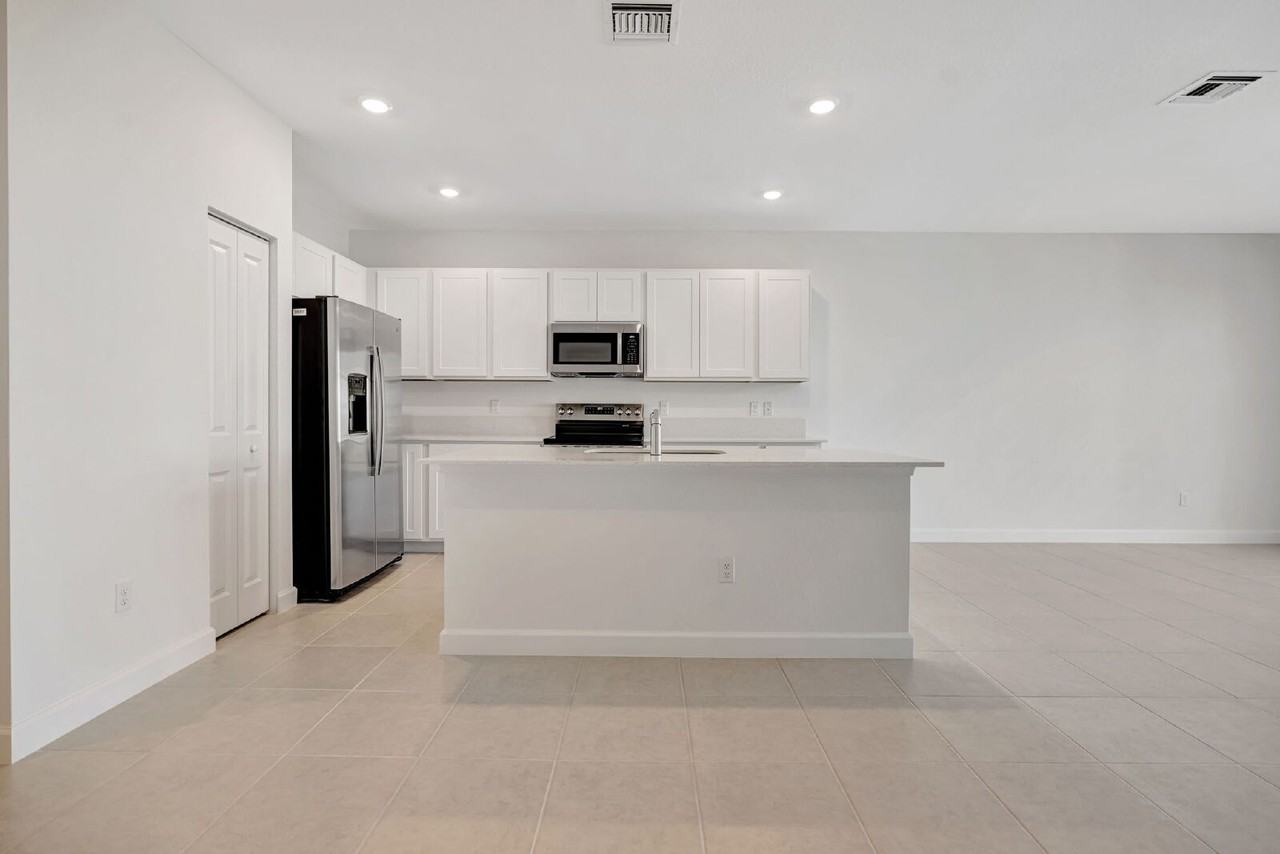 539 Se Rivergrass St - Photo 4 of 25