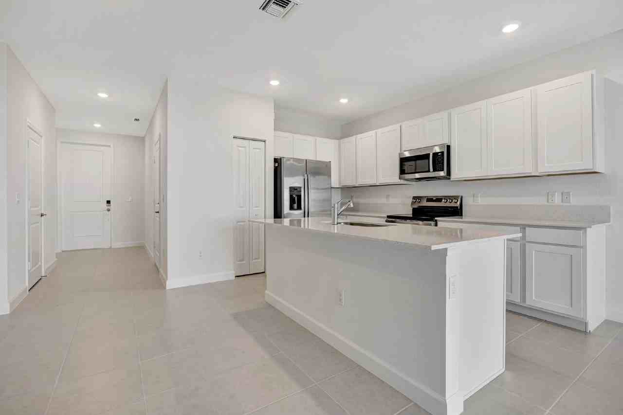 539 Se Rivergrass St - Photo 5 of 25