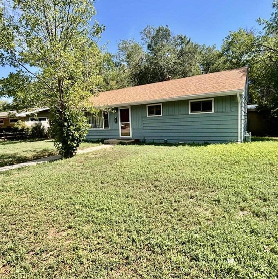 1101 Broadview Pl - Photo 2 of 34